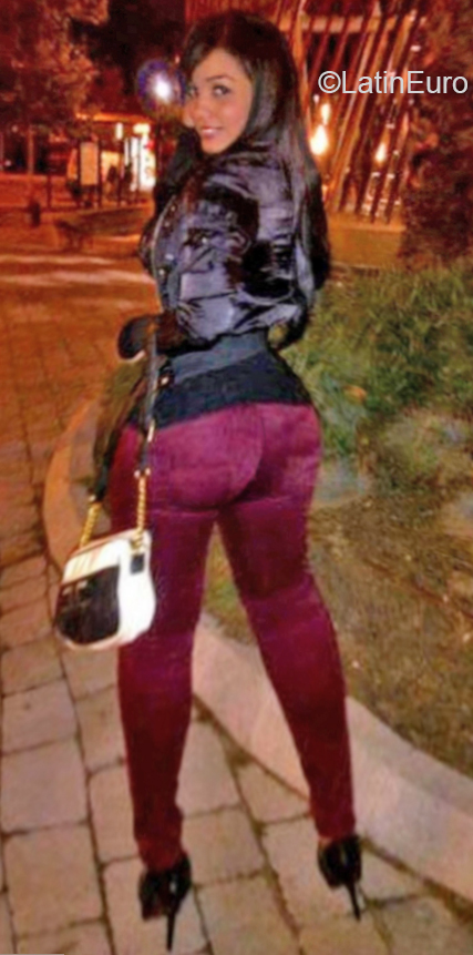 Date this hard body Dominican Republic girl Carmen from Santo Domingo DO40119