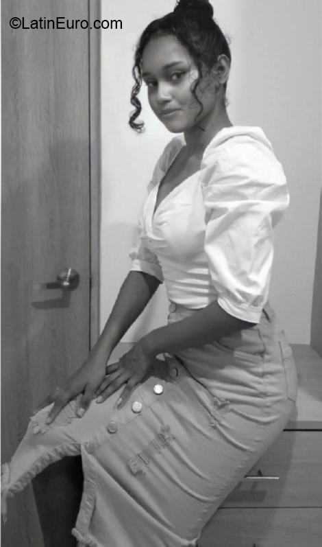 Date this delightful Canada girl Nay from Toronto CA861