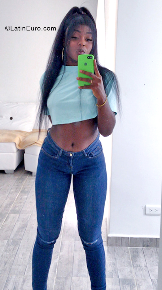 Date this hard body Colombia girl Yoselin from Cali CO30719