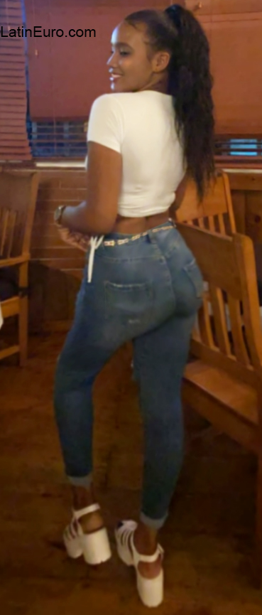 Date this voluptuous Dominican Republic girl Yomairy from San Pedro de Macoris DO40145