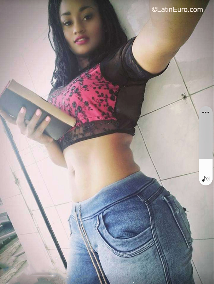 Date this hot Dominican Republic girl Veronica from Santo Domingo DO40149