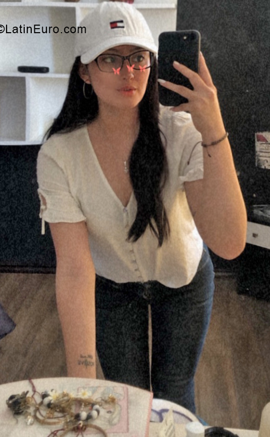 Date this nice looking Ecuador girl Pamela from Quito EC847