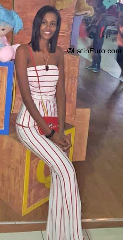 Date this happy Dominican Republic girl Esras from Santo Domingo DO40191
