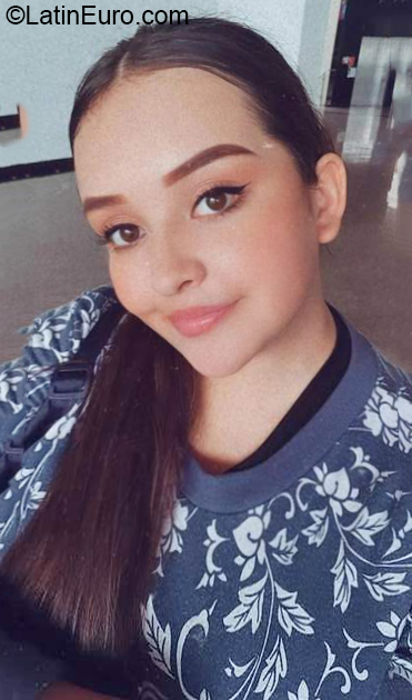 Date this beautiful Colombia girl Valentina from Bucaramanga CO31521