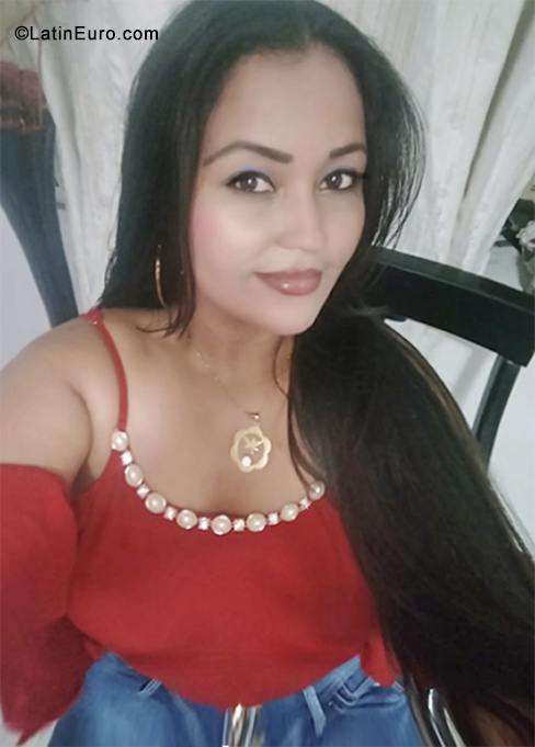 Date this georgeous Colombia girl Giselle from Santa Marta CO30936