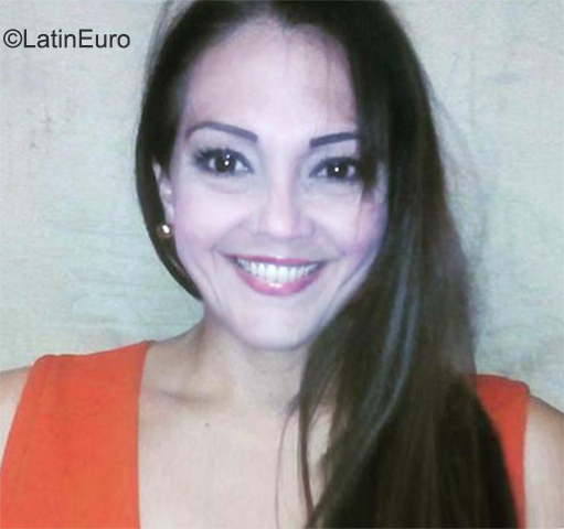 Date this hard body Venezuela girl Rina from Maracaibo VE4102