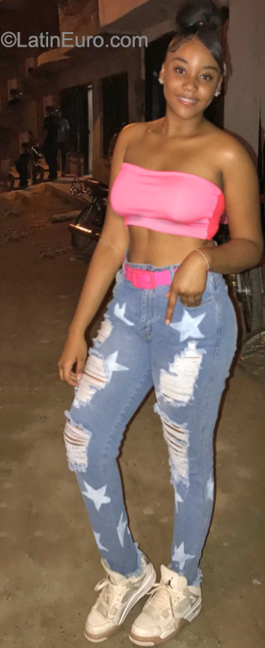 Date this nice looking Colombia girl Nahomy from Cali CO31006