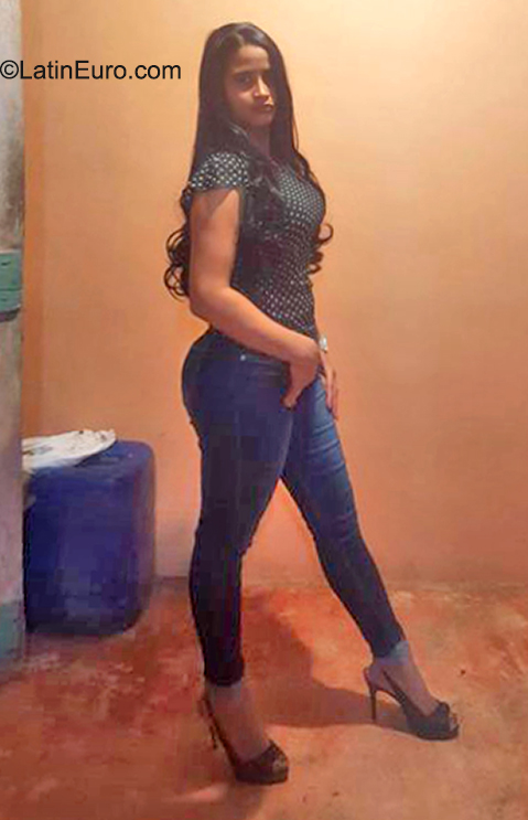 Date this voluptuous Dominican Republic girl Kary from La Vega DO40314