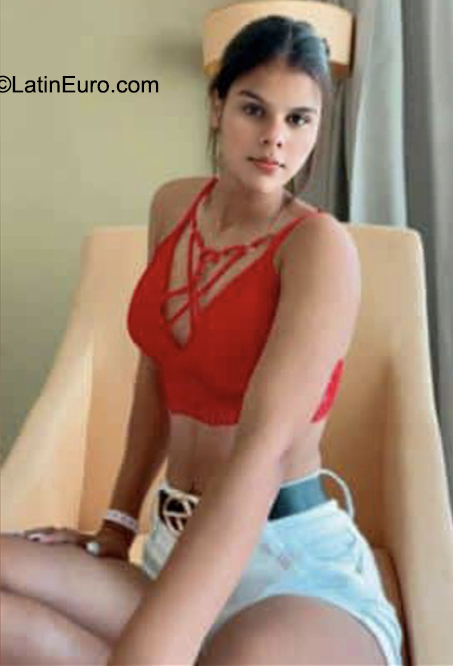 Date this foxy Cuba girl Daniela from Havana CU796
