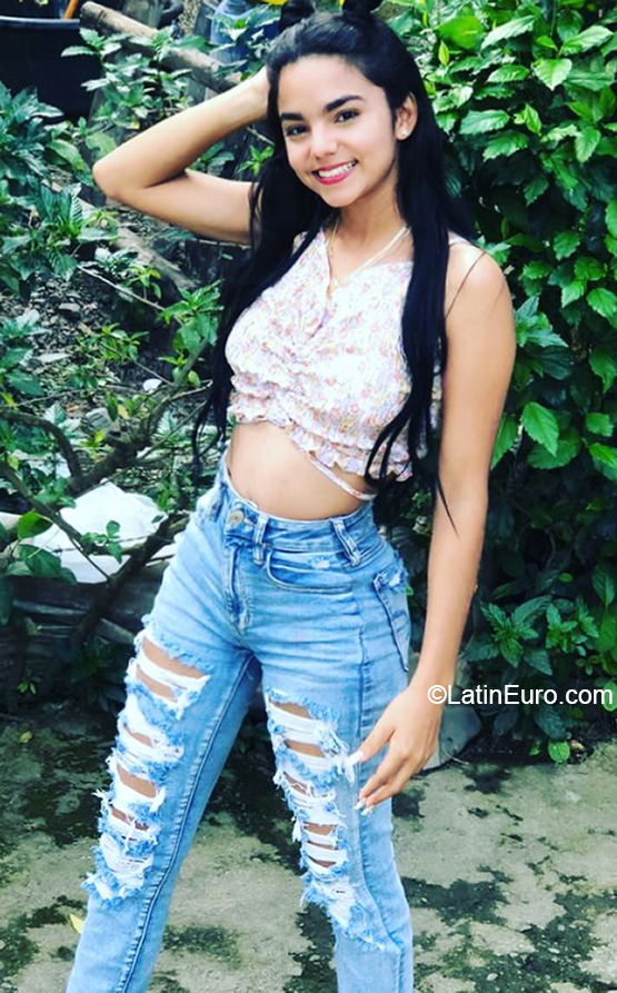 Date this georgeous Dominican Republic girl Enyaira from Santo Domingo DO40329