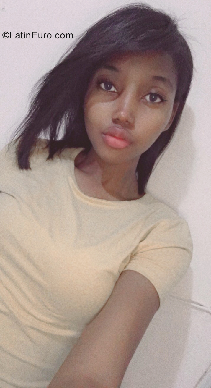 Date this passionate Dominican Republic girl Debora from Santo Domingo DO40356