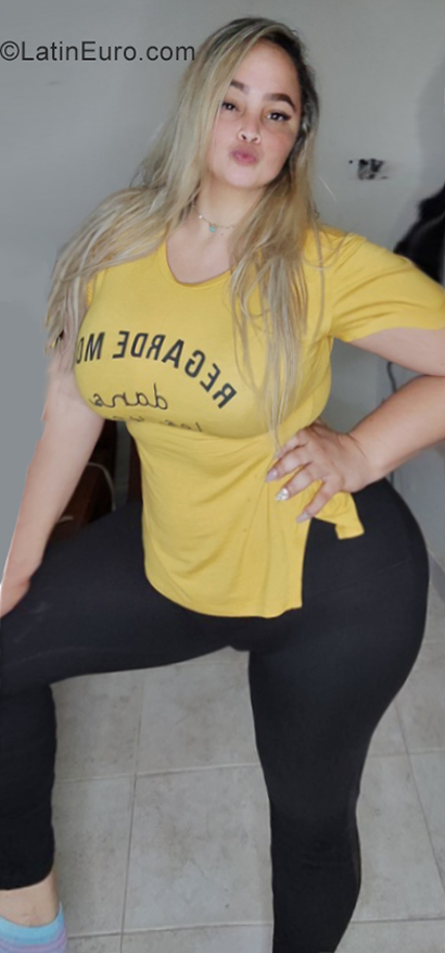 Date this voluptuous Colombia girl Gema from Barinas CO31719