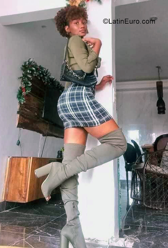 Date this funny Dominican Republic girl Hillary from Santo Domingo DO40385