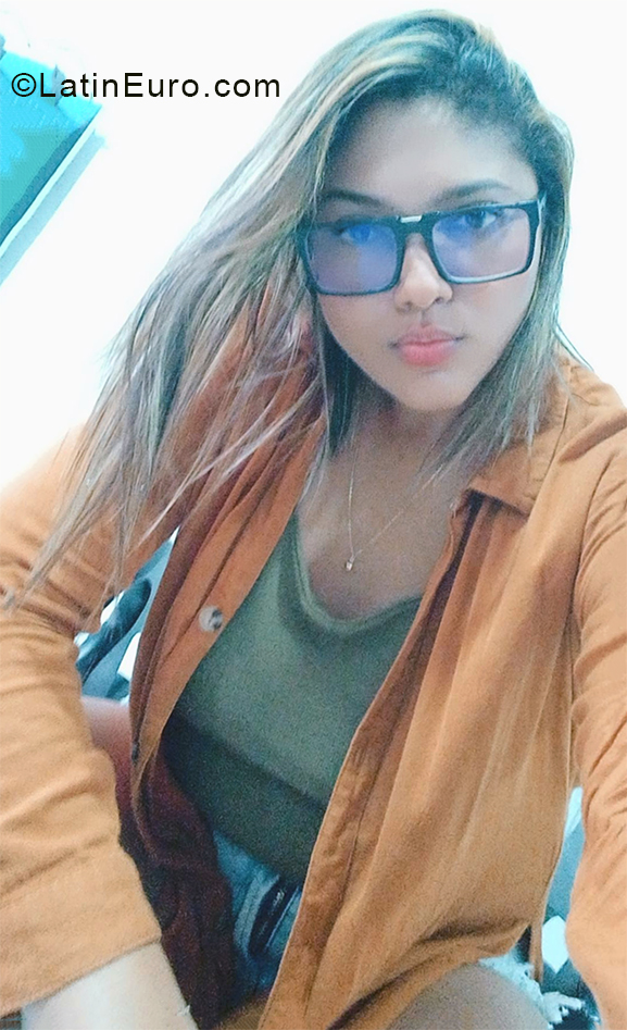 Date this voluptuous Colombia girl Andrea from Barranquilla CO31128