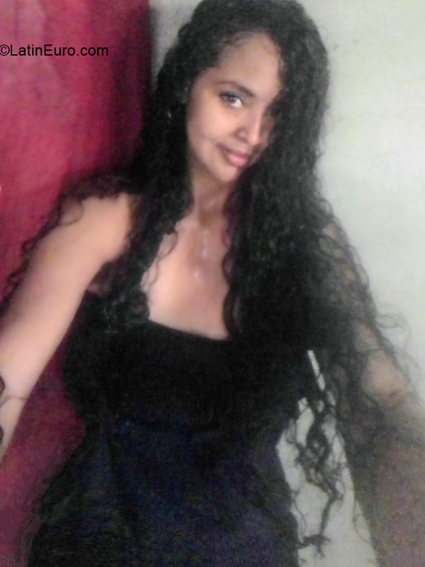 Date this happy Dominican Republic girl Karina from Santo Domingo DO40415