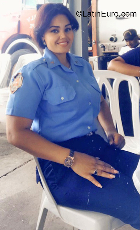 Date this good-looking Dominican Republic girl Iris from Santo Domingo DO40421