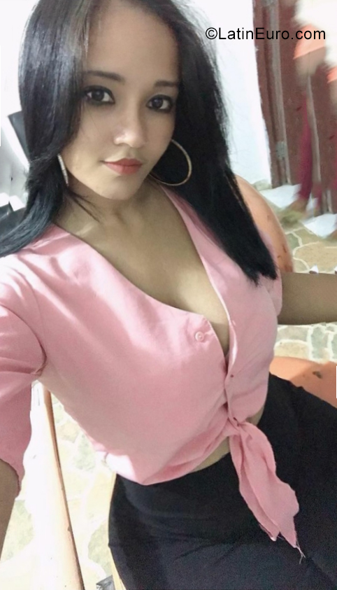 Date this foxy Dominican Republic girl Fina from Santiago De Lo Caballero DO40444