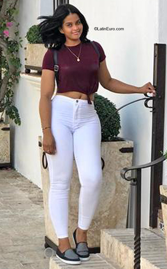 Date this delightful Dominican Republic girl Yanmi from Santo Domingo DO40517