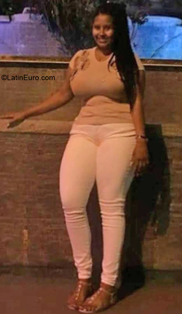 Date this happy Colombia girl Alejia from Cali CO31347