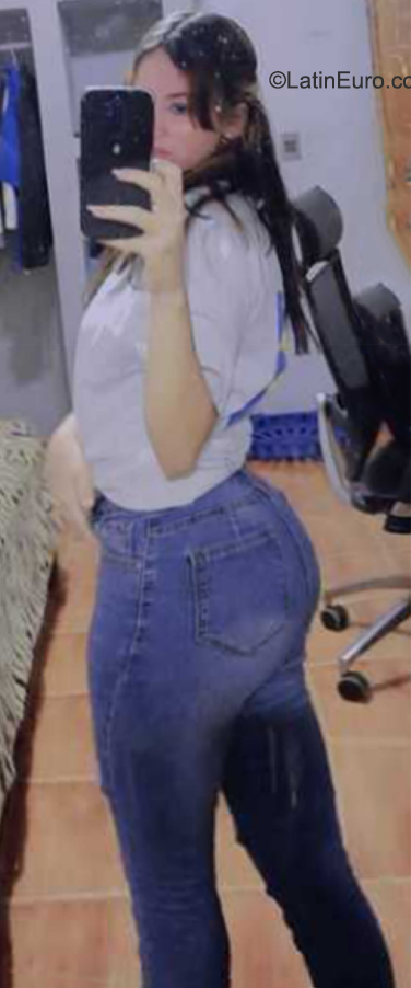 Date this nice looking Venezuela girl Adriana from Barquisimento VE4174