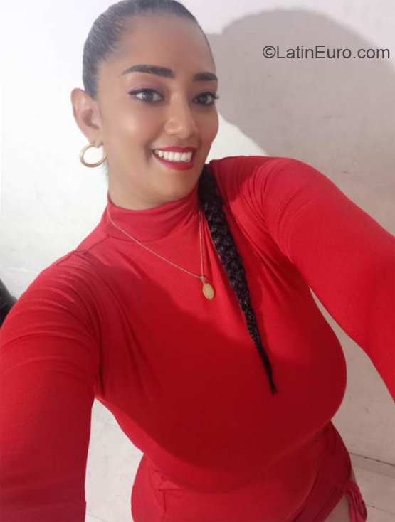 Date this voluptuous Colombia girl Yohanna from Cali CO33315