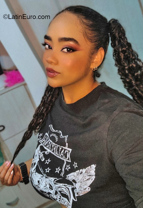 Date this delightful Colombia girl Leidy from  CO32203