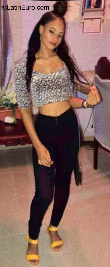 Date this voluptuous Dominican Republic girl Carla from San Pedro De Macoris DO43930