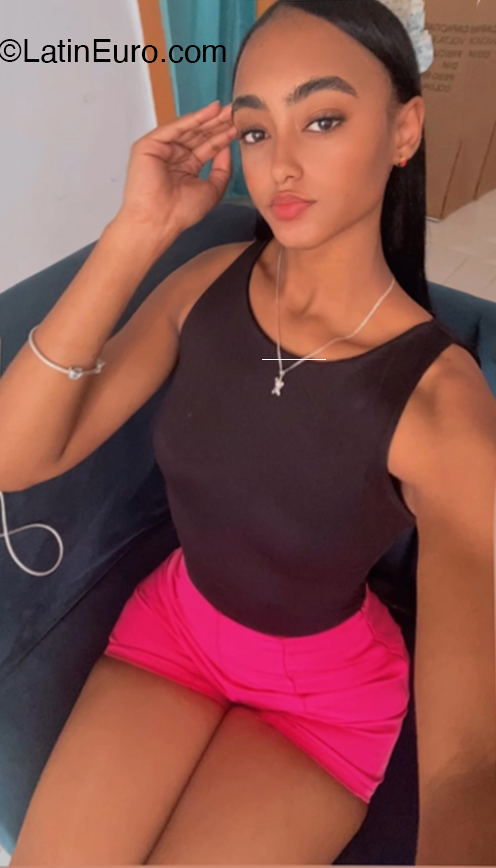 Date this passionate United States girl Estefanym000 from  US22188