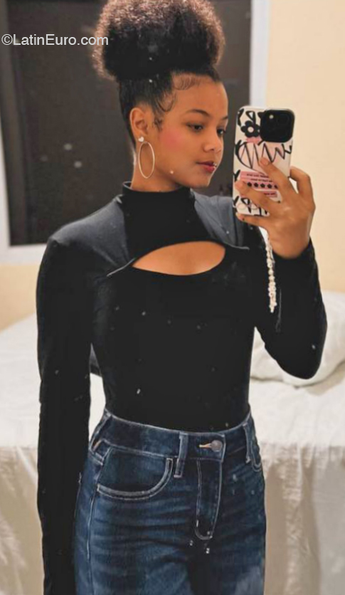 Date this nice looking Dominican Republic girl Kihandra from Santo Domingo DO45363