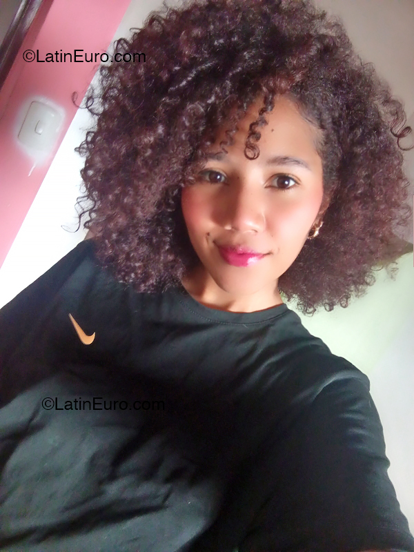 Date this voluptuous Venezuela girl Indiri from Caracas VE4889