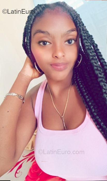 Date this attractive Dominican Republic girl Veronica from Santo Domingo DO53052
