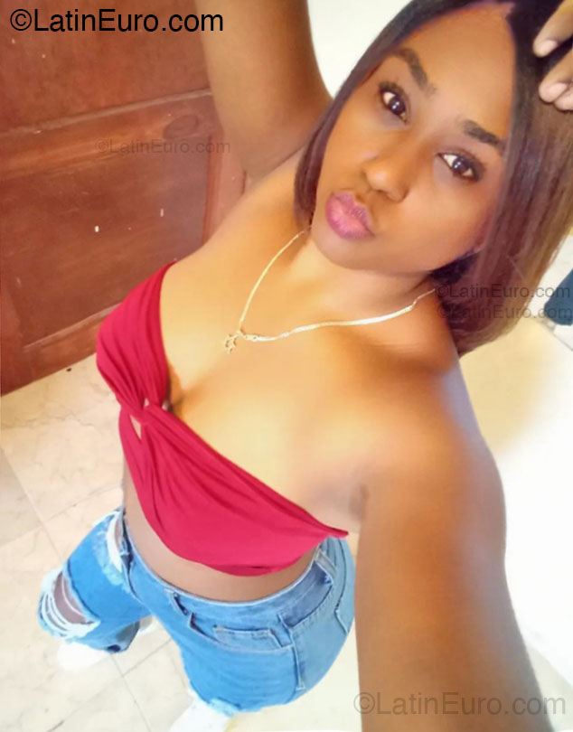 Date this gorgeous Dominican Republic girl Paola from Santo Domingo DO54482