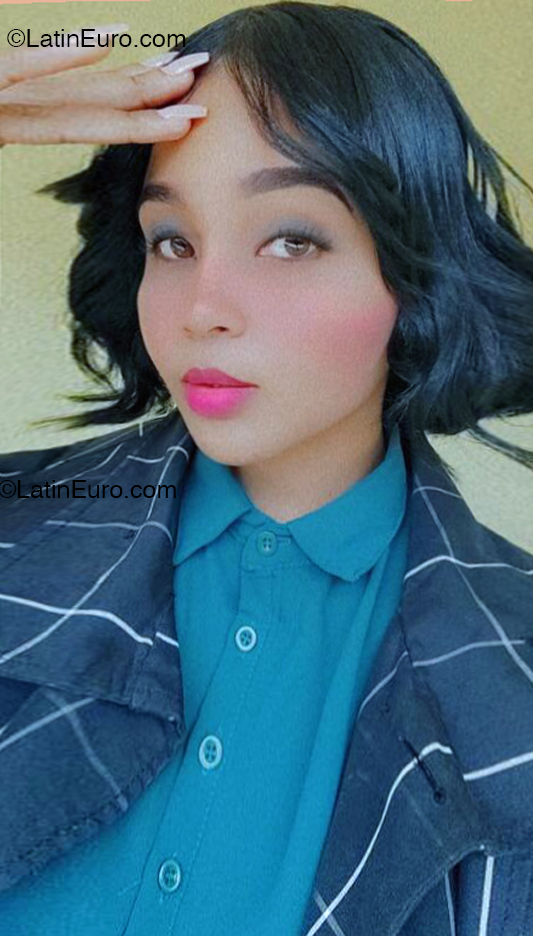 Date this voluptuous Dominican Republic girl Esmeralda from Santo Domingo Este DO54497