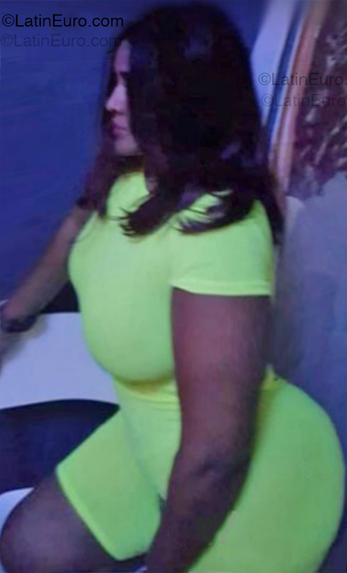 Date this attractive Dominican Republic girl Nena Sugens from Santo Domingo DO54551