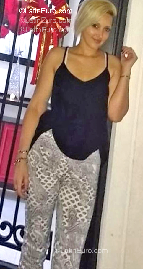 Date this tall Argentina girl Lorena from Buenos Aires AR991