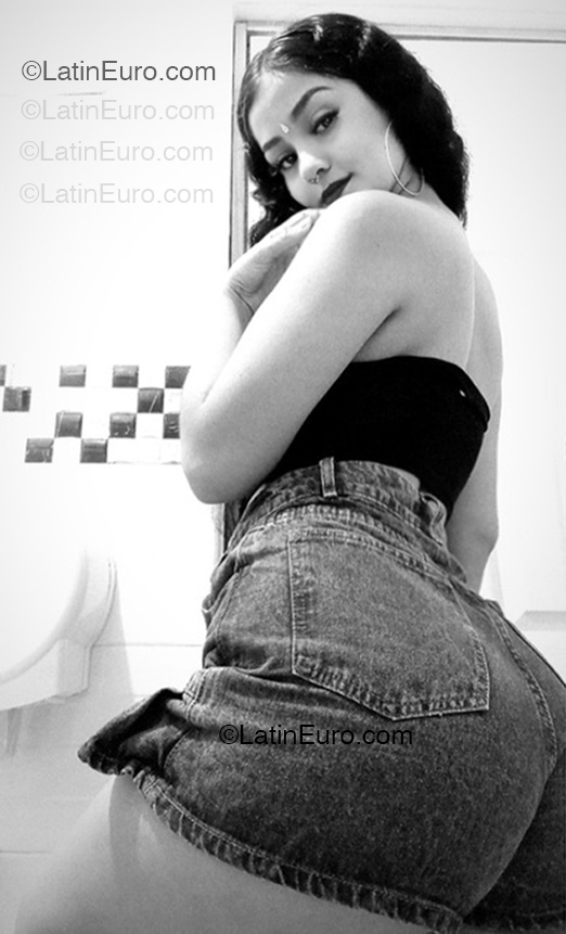 Date this stunning Colombia girl Valentina from Bucaramanga CO33286