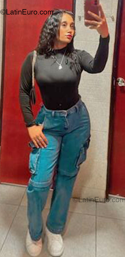 Date this athletic Dominican Republic girl Reyna from Santo Domingo DO54915