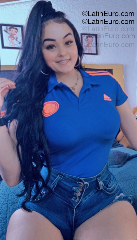 Date this young Colombia girl Lupita from Bogota CO33324