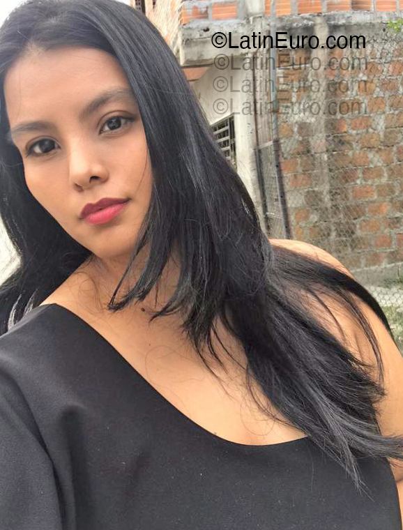 Date this attractive Colombia girl Daniela from Bogota CO33325
