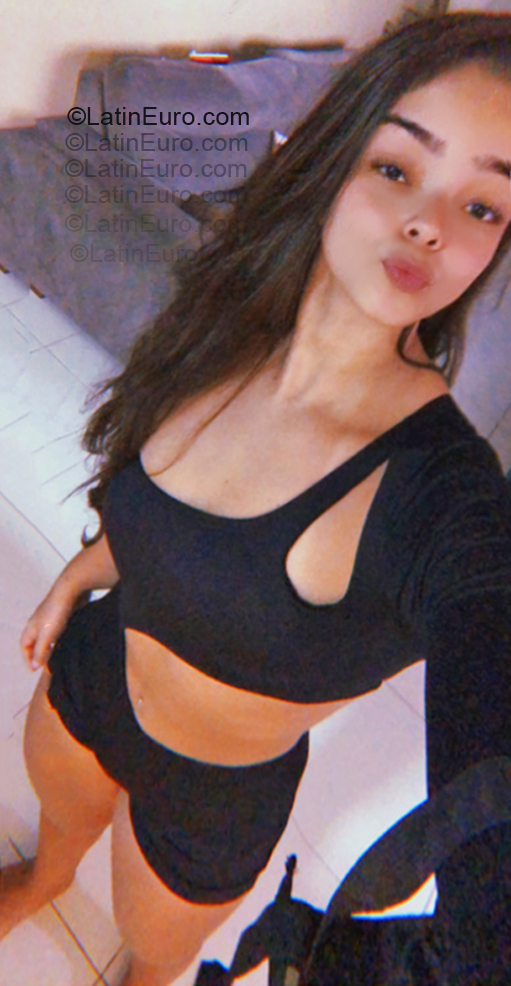 Date this voluptuous Brazil girl Yasmin from Salvador BR12375
