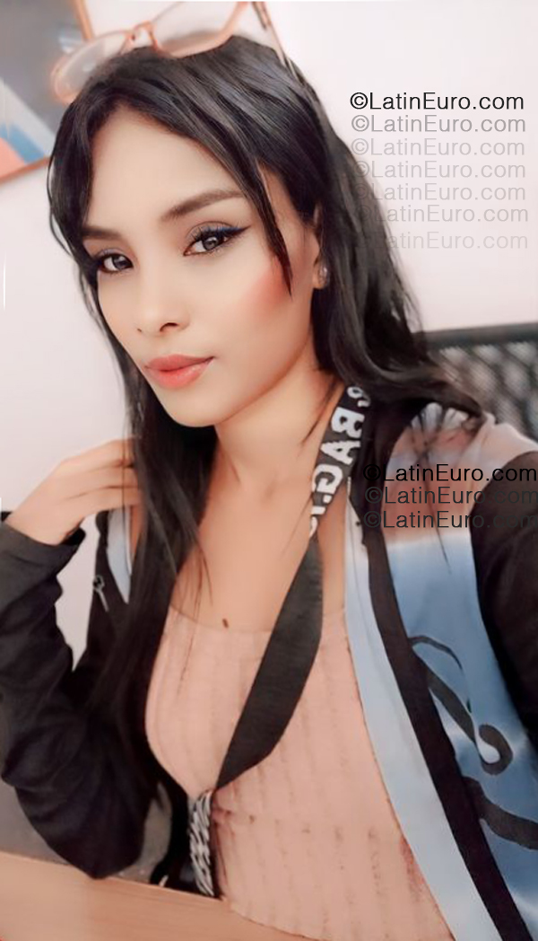 Date this happy Venezuela girl Khalifet from La Guaira VE5346