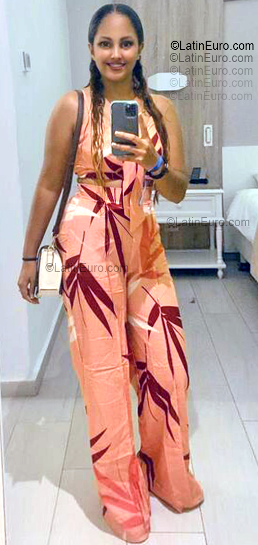 Date this gorgeous Dominican Republic girl Amy from Santo Domingo DO55493