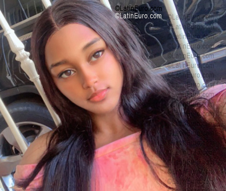 Date this cute Dominican Republic girl Awii from Santiago DO55639