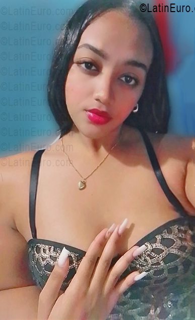 Date this fun United States girl Delania from  US25618