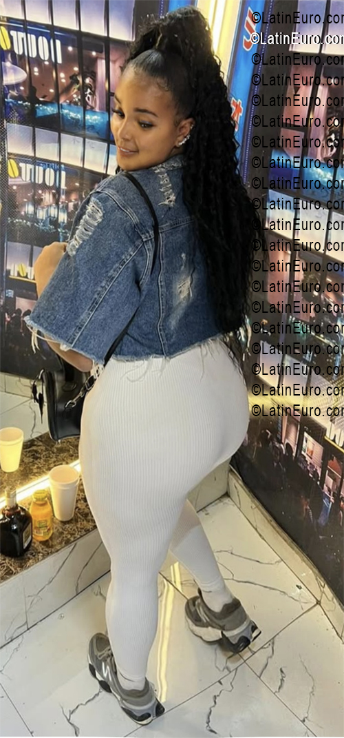 Date this stunning Dominican Republic girl Darela from Santo Domingo DO55905