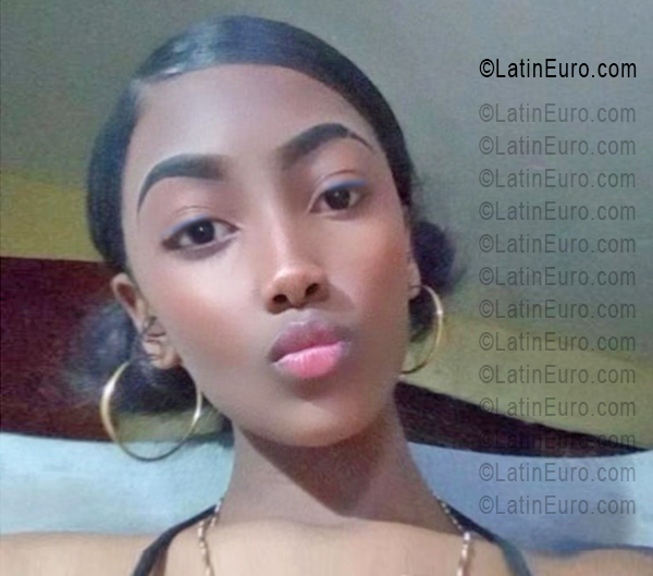 Date this fun Dominican Republic girl Esmeralda from Santo Domingo DO55919