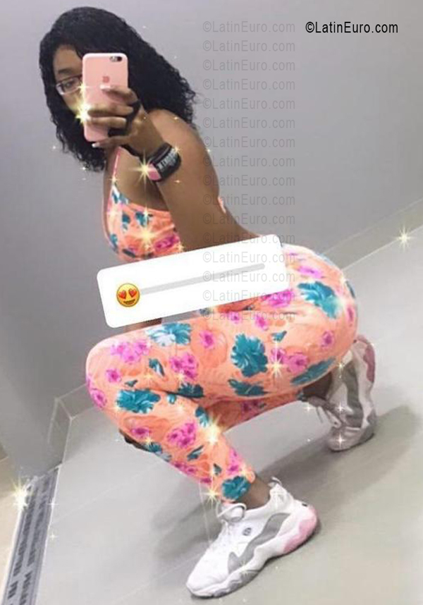 Date this hard body Colombia girl Tivi from Medellin CO33592
