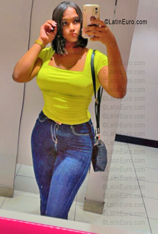 Date this pretty Dominican Republic girl Indiana from Santo Domingo DO55939