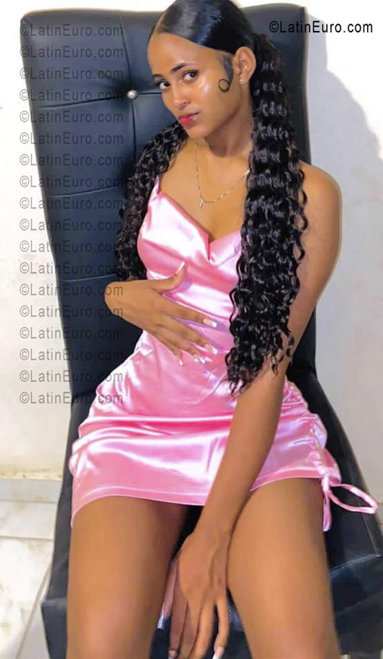 Date this stunning Dominican Republic girl Dafne from Santo Domingo DO55976