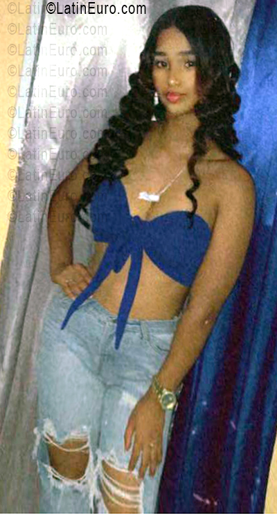 Date this sultry Dominican Republic girl Emely from Santiago DO56153